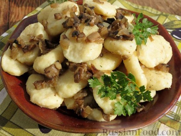 Ленивые вареники из картофеля, с зажаркой из грибов и лука