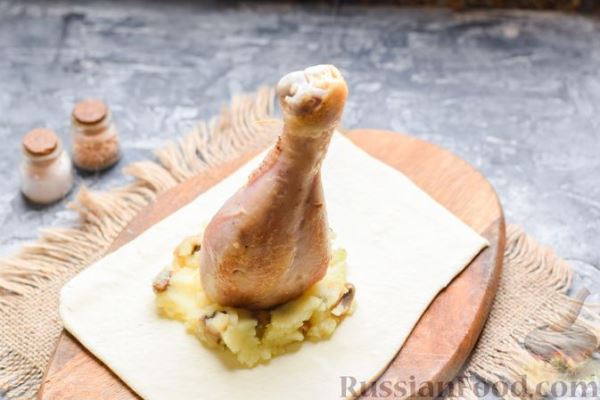 Куриные ножки, запечённые в слоёном в тесте, с картофельным пюре и грибами