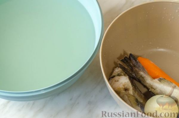 Рыбный суп с шампиньонами и солёными огурцами